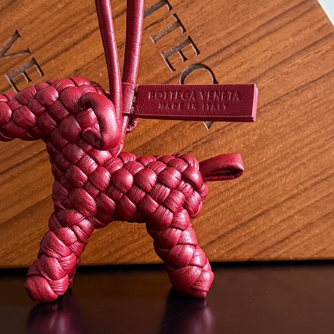Batch 540 BOTTEGA VENETA2025 new puppy-shaped pendant braided puppy is now online😎The leather braided puppy-shaped pendant can be hung on any handbag, and it is as cute, delicate and colorful as it matches with a bag. Cute and cute, it will touch your heart at any time. It can be hung on bags or keychains. Who can resist such a cute puppy? Style number: 807068